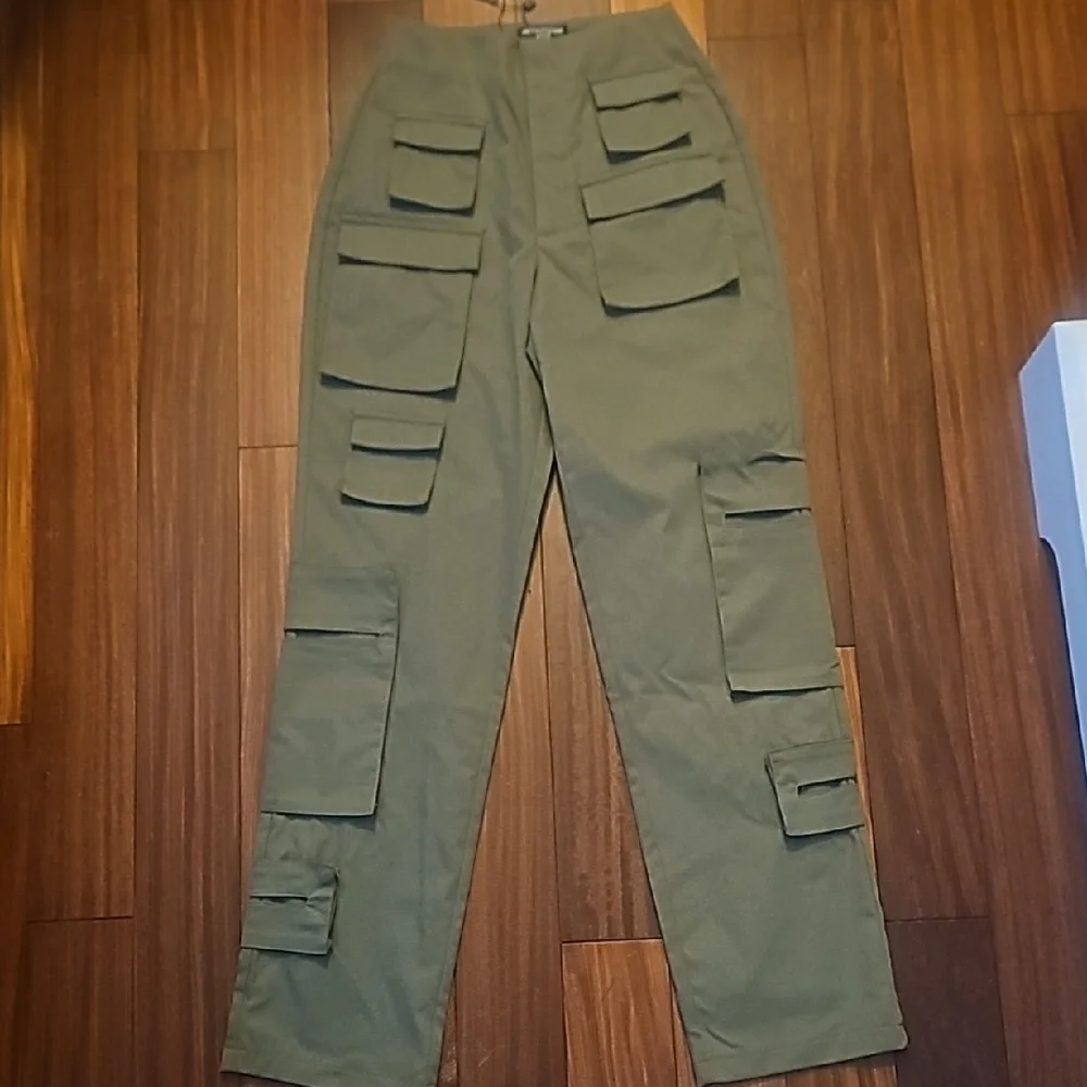 PrettyLittleThing Womans Green Cargo Pants - Picture 2 of 7
